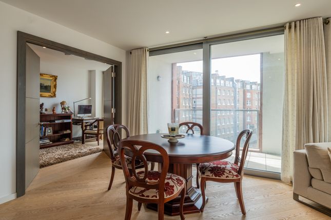 Flat for sale in Wellington House, Buckingham Gate, London