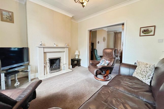 39, Norman Avenue, Bradford photo 4