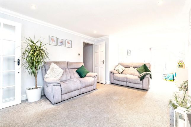 49, Dowsett Lane, Billericay photo 4