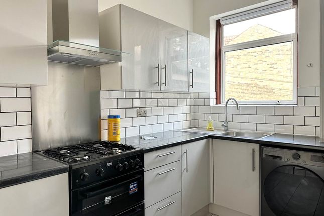 Flat to rent in High Road, London