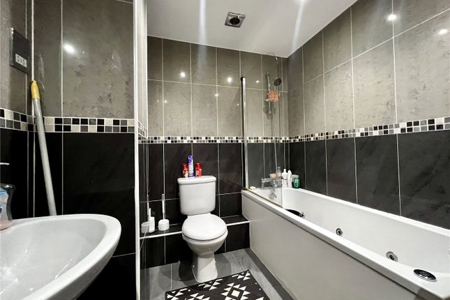 Flat 3, 32-36, Marlborough House, Hazelwood Road photo 4