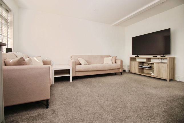 85b, Hutton Road, Brentwood photo 3