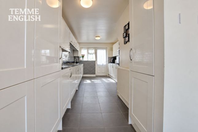 111 Kathleen Ferrier Crescent, Basildon photo 4