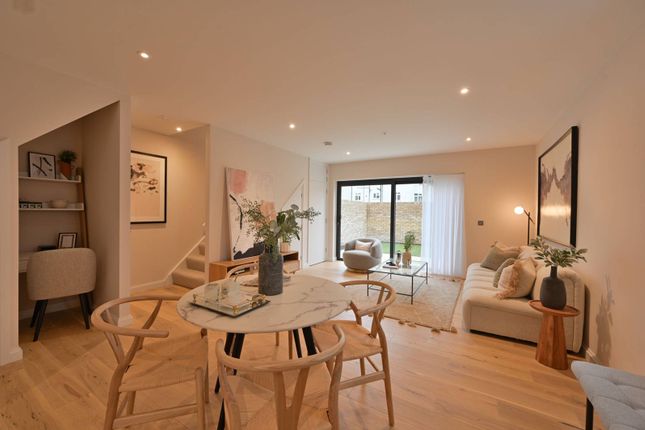 Mews house for sale in Kings Avenue, Clapham Park