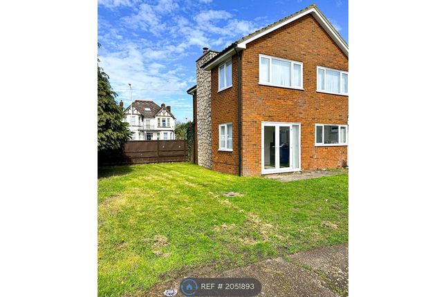 Detached house to rent in London Road, Sittingbourne