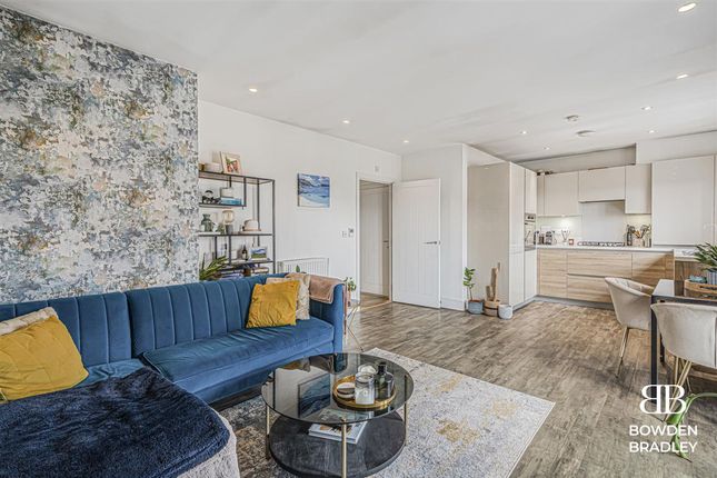 2-bed flat on 15 Blackthorn House, Chigwell, £325,000