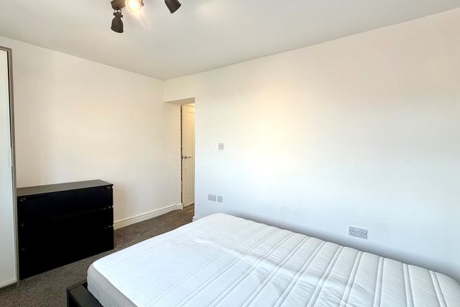 13, Warrington photo 5