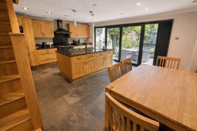 Woodlands, Willow Close, Brentwood photo 3