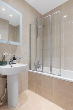 Flat for sale in Queen's Gate, London