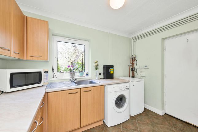 Meadowside, Royston photo 5