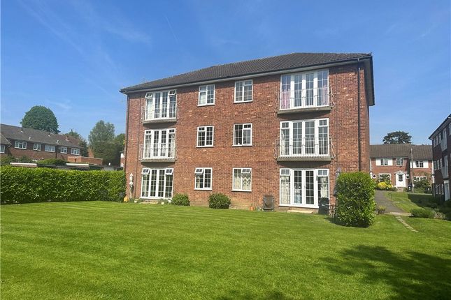 Flat to rent in Midhope Close, Woking, Surrey