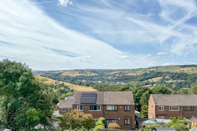 132 The Rock, Gillroyd Lane, Huddersfield photo 3