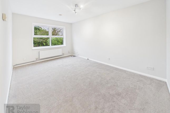 Flat 4, Lumley Court, Brighton Road, Horley photo 3