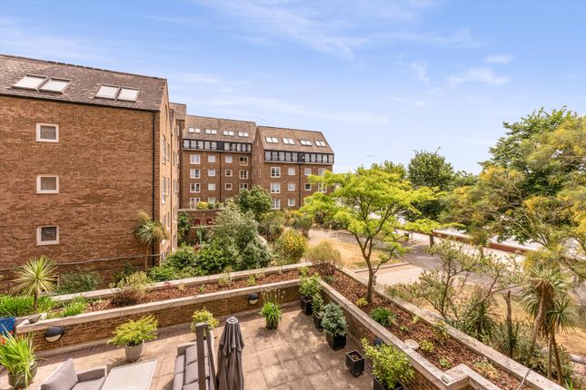 Flat to rent in Orient Wharf, Wapping High Street, London E1W.