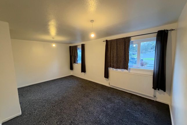 42, South Holme Court, Northampton photo 5
