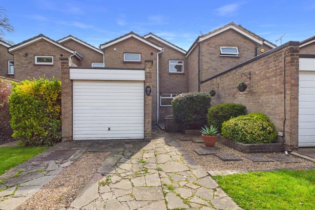 3-bed house on 4, Magpie Close, Coulsdon, £450,000