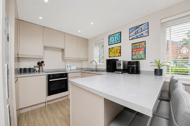 48 Shaw Park, Crowthorne photo 4