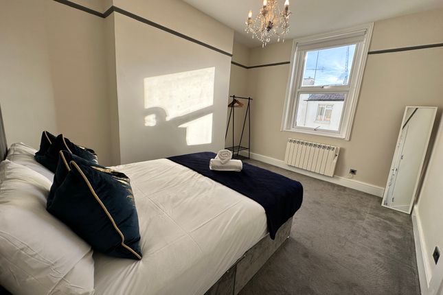 Flat to rent in Clarence Square, Brighton