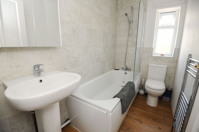 190 Manor Road, Chesterfield photo 4