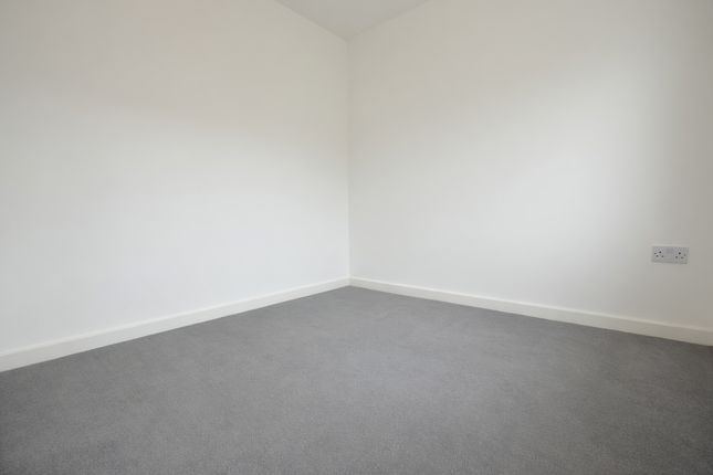 23, Yeoman Drive, Staines-upon-Thames photo 4