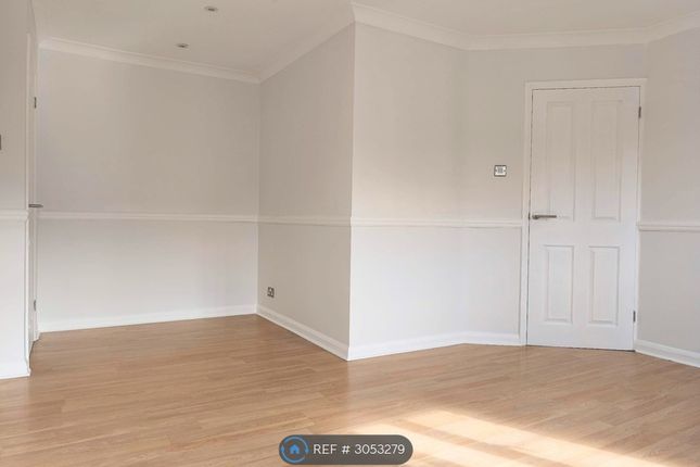 Flat, Alison Court Booth Road, London photo 4