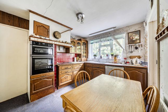 4, Greenfields Close, Surrey photo 2
