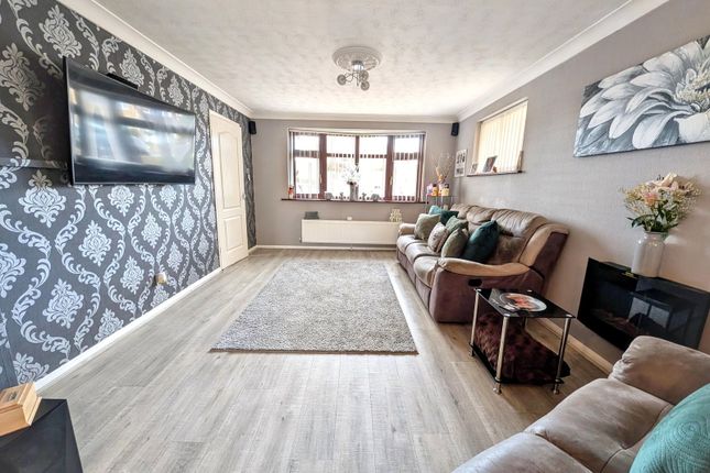 17, Totlands Drive, Clacton-on-sea photo 4