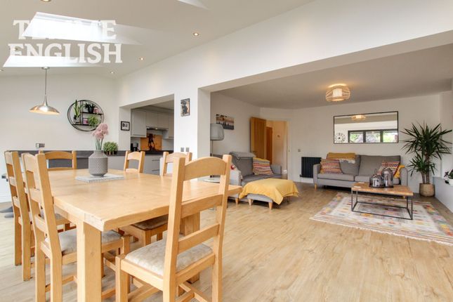 2 Charters Court, Wickford photo 5