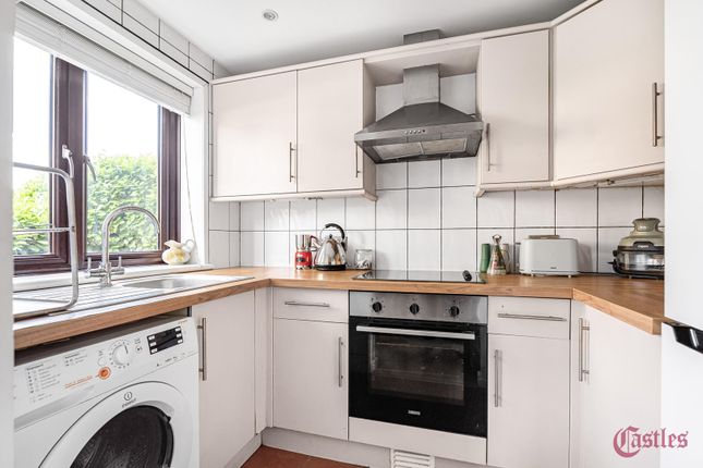 85, Riverside Close, London photo 4