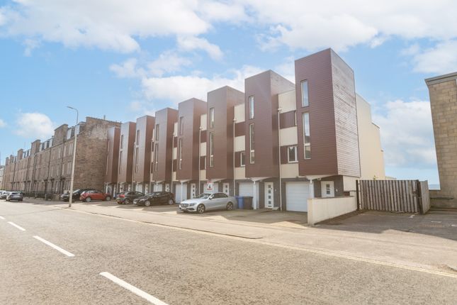 Thumbnail Town house for sale in Perth Road, Dundee
