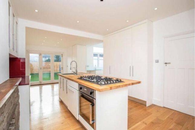 11, Farndale Crescent, Greenford photo 3
