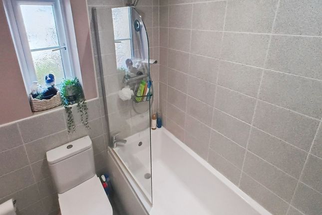 6, Kirkstall Close, Bradford photo 5