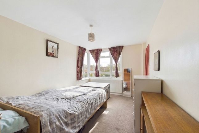 18 Sheridan Court, Northolt photo 4