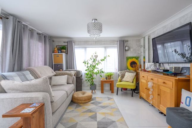 1 Jay Avenue, Weybridge Park Estate, Addlestone photo 4