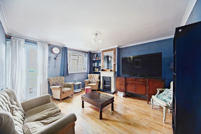 Flat 2/Laburnum Court, Laburnum Road, Mitcham photo 2