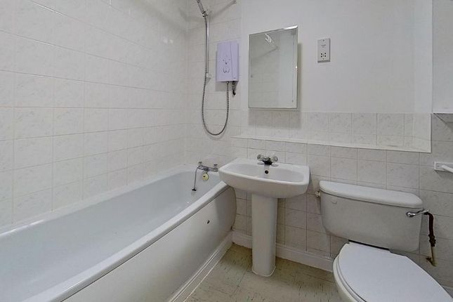 Flat to rent in Ferguson Close, Isle Of Dog, Canary Wharf, London