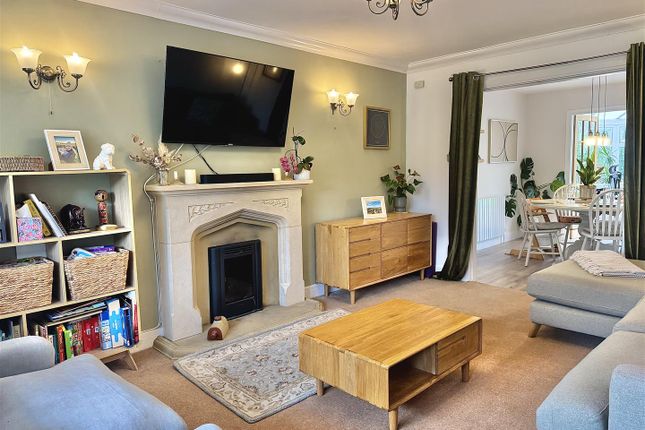 9, Gloucester Way, Glossop photo 2