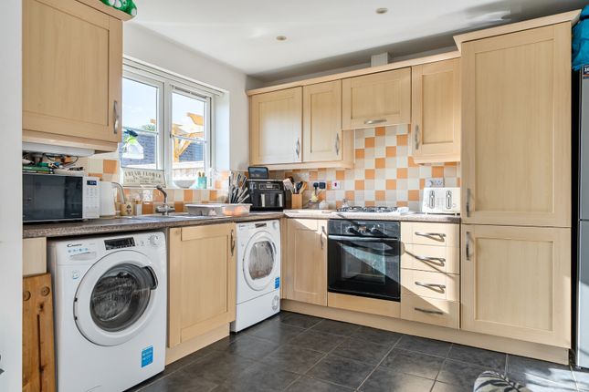 18, Saffron Crescent, Carterton photo 3