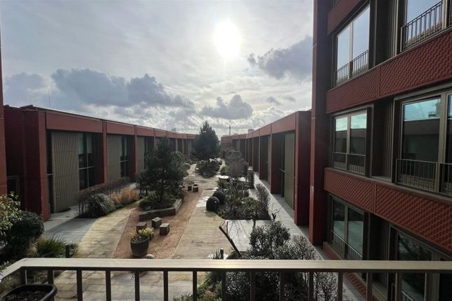 Flat to rent in Tapestry Apartments, Canal Reach, Kings Cross, London