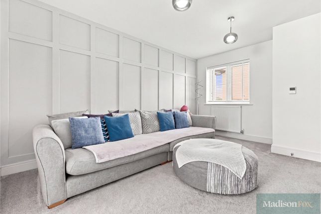 Five Oaks Lane, Chigwell photo 3