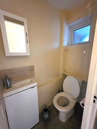 49 Melbourne Road, London photo 3