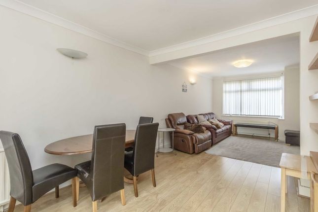 29, Rosslyn Avenue, Feltham photo 3