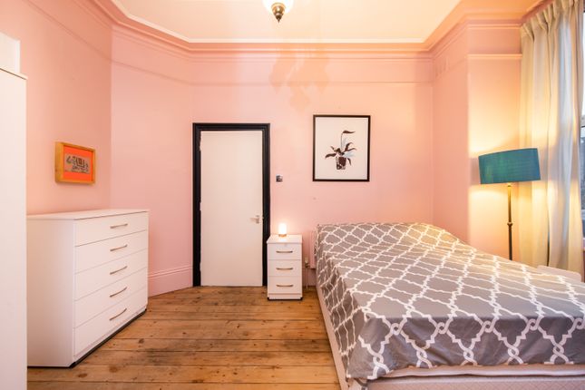 Room E, DUMBARTON ROAD  SW2, LONDON photo 5