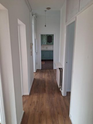 83 Passfields, Bromley Road, London photo 3