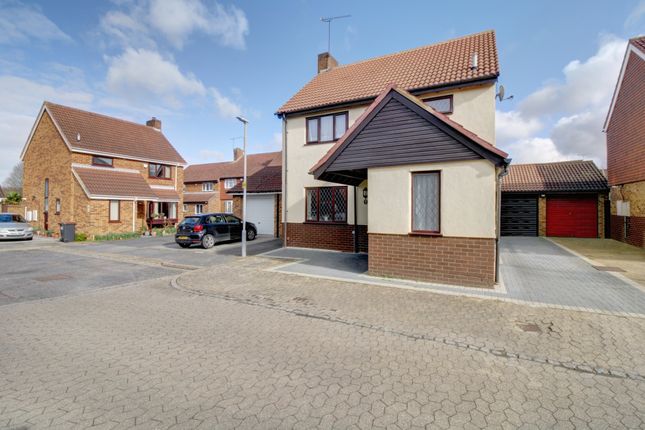 Thumbnail Detached house for sale in Freshwater Close, Luton