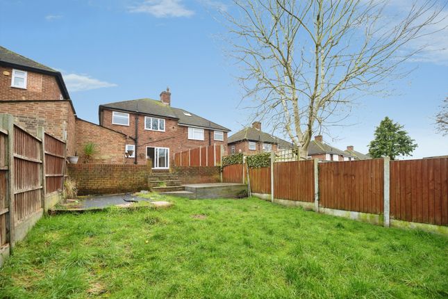 27, Warden Avenue, Romford photo 3