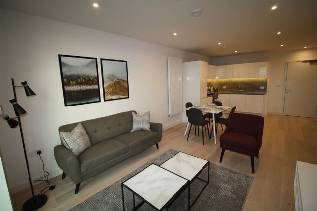 Flat to rent in John Cabot House, Royal Wharf, London