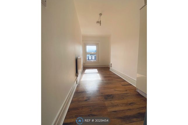 Flat, Brook House Hook Road, Surbiton photo 4