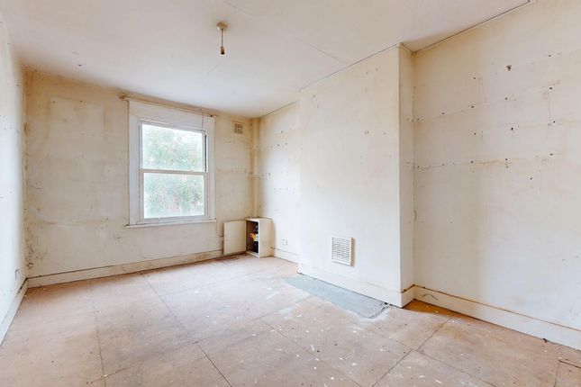 Flat B, 24 Foulden Road, London photo 2