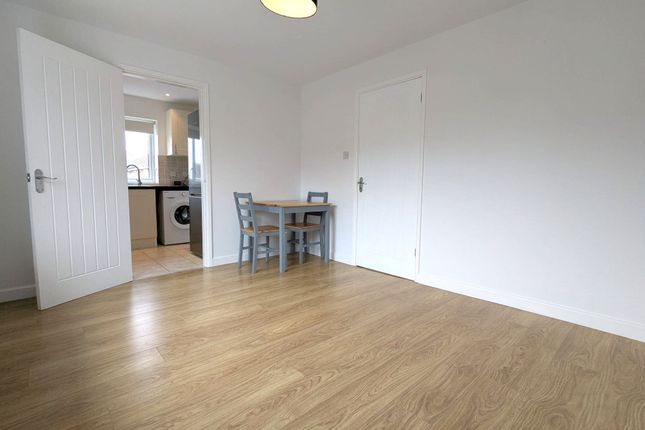 28 Leven Close, Gloucester photo 2